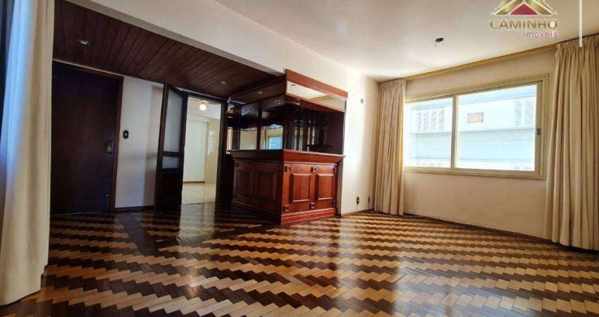 No Centro de Porto Alegre, vendo apartamento de 121,00 m² de três dormitórios com elevador e garagem