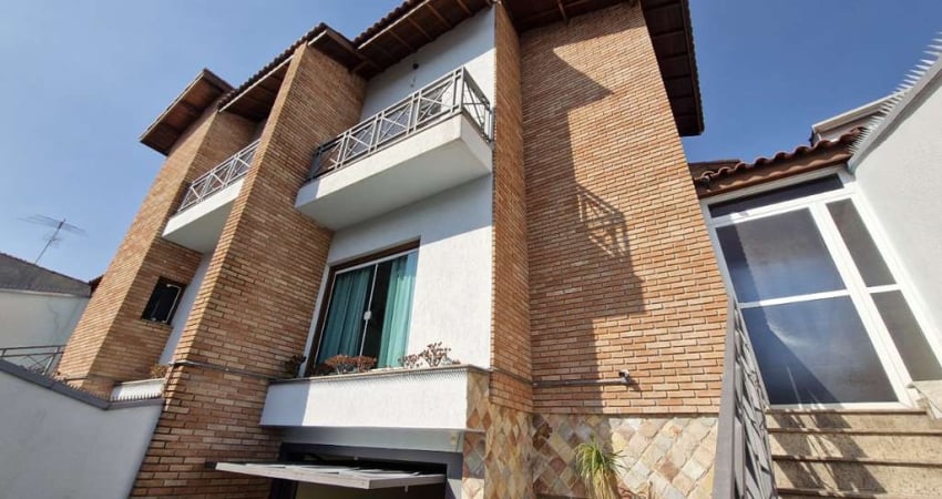 Confortável sobrado para venda com 3 quartos, sendo 1 suíte, 223m²
