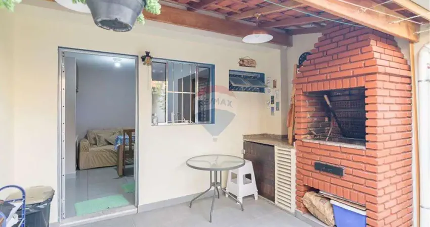 Belíssimo sobrado de 226 m², com edícula completa, 2 salas, lavabo, 3 dormitórios, sendo 1 suite máster com varanda, 2 vagas de garagem, churrasqueira