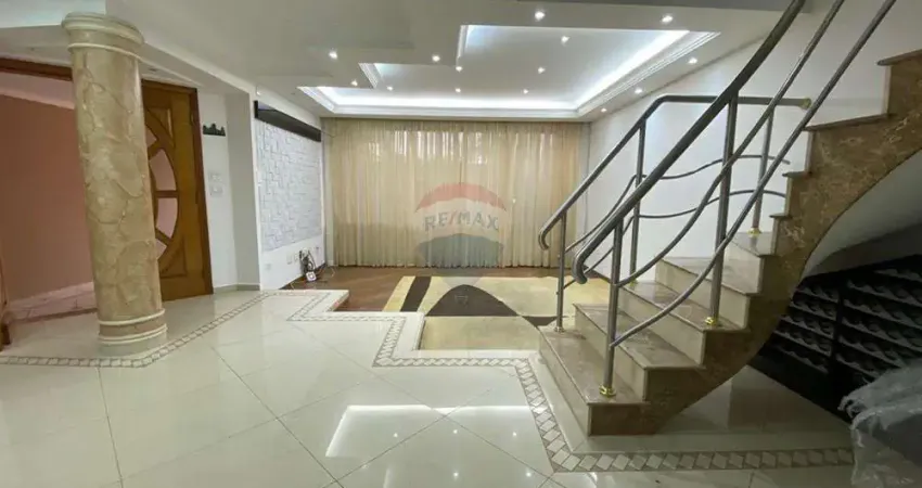 Sobrado elegante para locação, com jardim, varanda e 4 vagas na vila alpina