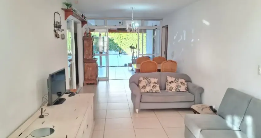 Casa  duplex excelente 04 quartos suíte , piscina e 02 vagas na garagem