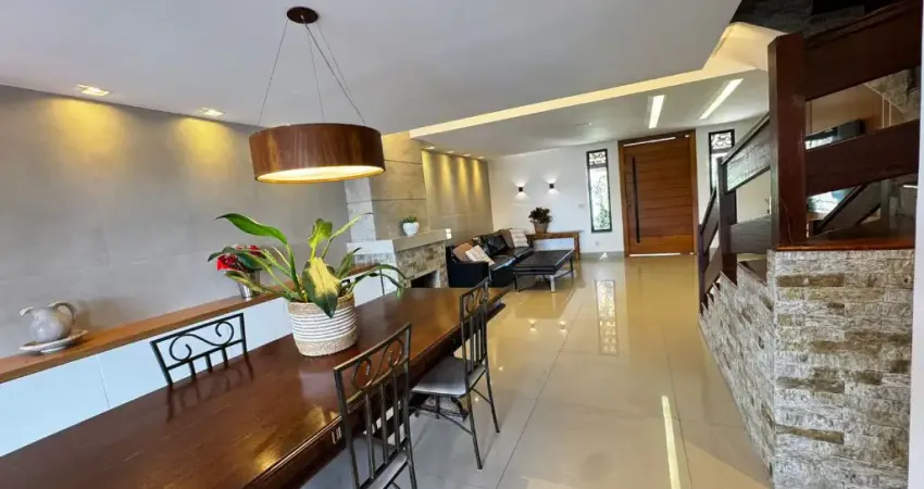 Casa com 4 dormitórios à venda, 300 m² por R$ 1.580.000 - Alto dos Pinheiros - Juiz de Fora/MG