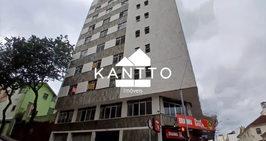 Apartamento de dois quartos no centro com elevador ao lado da Catedral em Juiz de Fora - MG