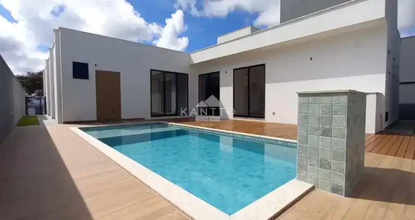 Casa linear com 3 suítes sendo uma master, piscina , portaria 24 horas no Residencial Alvim