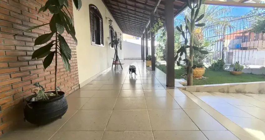 Casa 4 Quartos sendo 2 suítes , 2 vagas