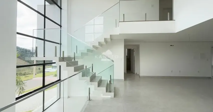 Casa Lindíssima Alphaville Novinha com três suítes e piscina, condomínio clube completo e portaria 24 horas