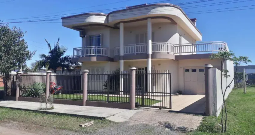 Casa 03 Dorm à venda no Bairro Igra Sul com 300 m² de área privativa - 2 vagas de garagem