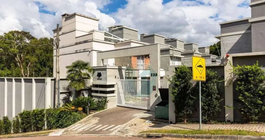 Casa ampla em condomínio de alto padrão com 3 quartos, sendo 1 suite, 2 vagas e muito espaço - Campo Comprido