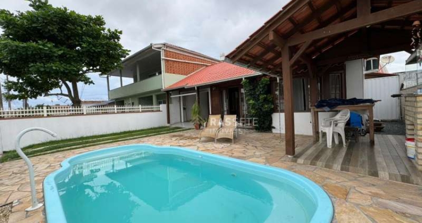 CASA Á 100 METROS DO MAR NA MEIA PRAIA EM NAVEGANTES/SC