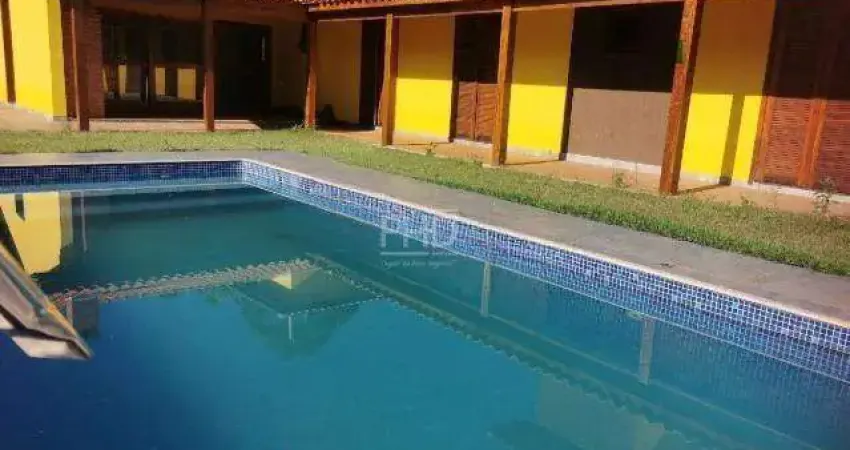 Linda Chácara com Vista Livre da Piscina no Condomínio Sitio Lagos - Ibiúna SP.