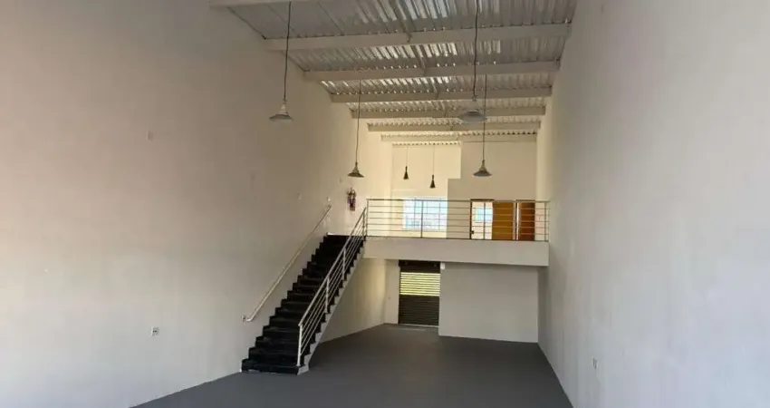 Salão comercial com mezanino, 4 banheiros e 6 vagas – pé-direito alto e ótima localização!