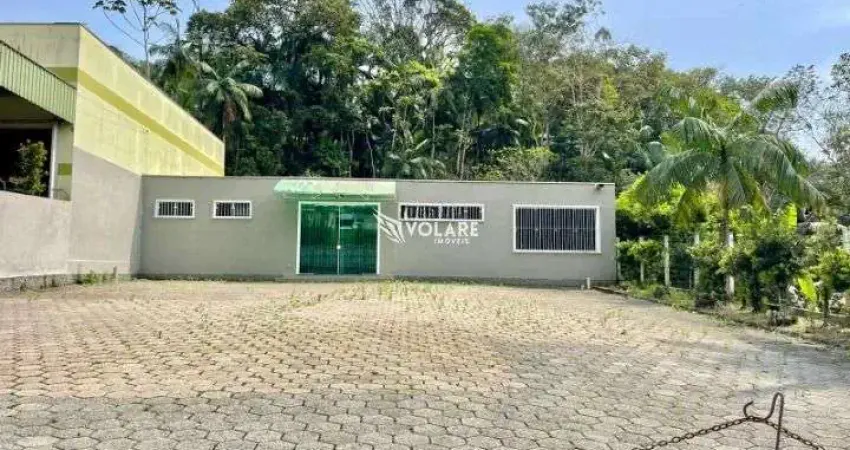 Galpão em Gaspar com 8 Vagas de Garagem e Banheiros Masculino e Feminino.