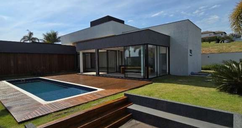 Casa Térrea Exclusiva no Saint Patrick – 4 Suítes, Fire Place, Piscina Aquecida e Total Privacidade!