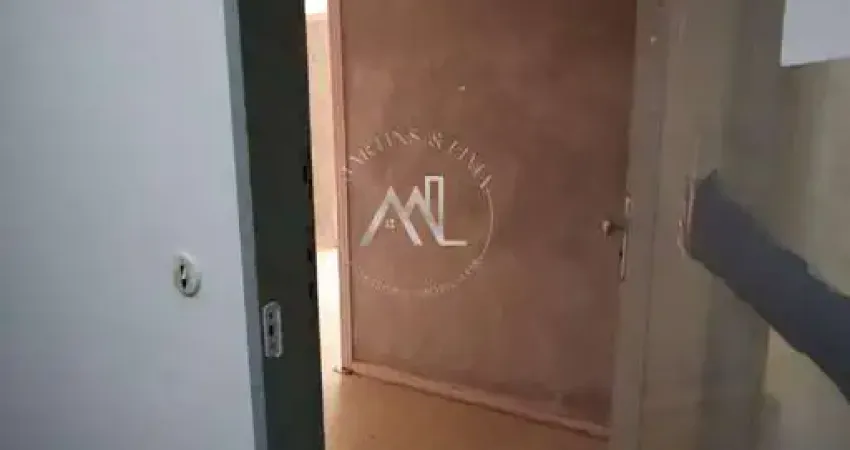 Ótima sala comercial,  com hall de entrada, duas salas, divisórias e banheiro social, com blindex e chuveiro.