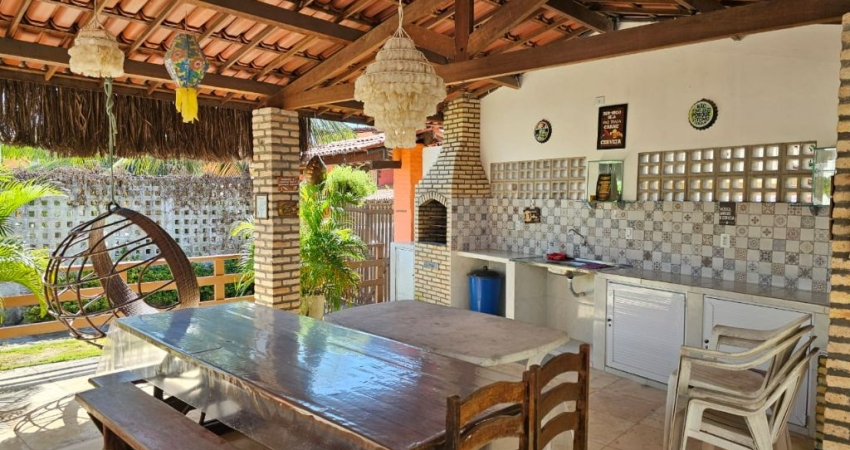 Duplex em Flecheira com porteira fechada a poucos metros da praia.