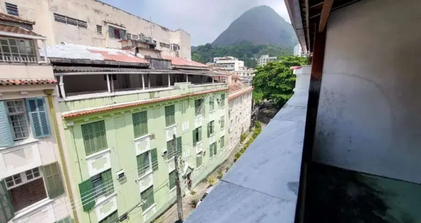 Apartamento duplex, 3 quartos, 1 sala, 2 banheiros, varanda, Laranjeiras-RJ