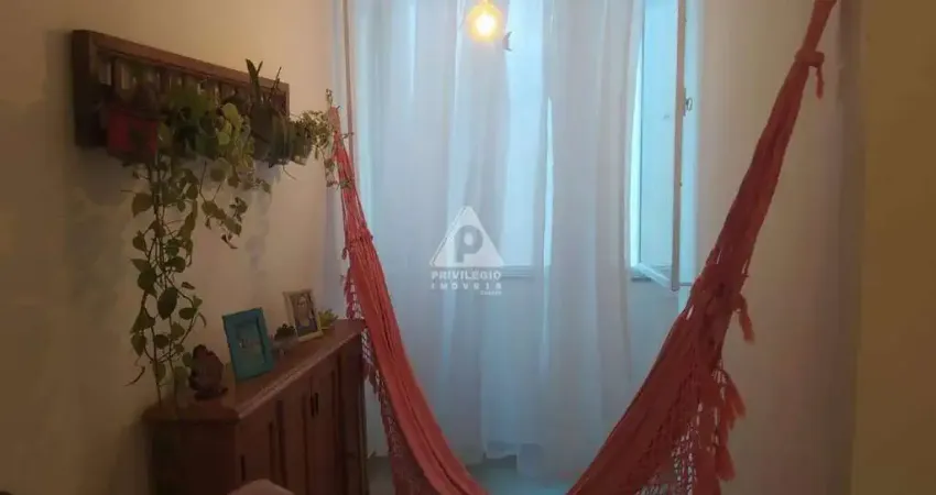 Apartamento de 2 quartos, com 1 suite todo reformado, em excelente localização,em uma vila