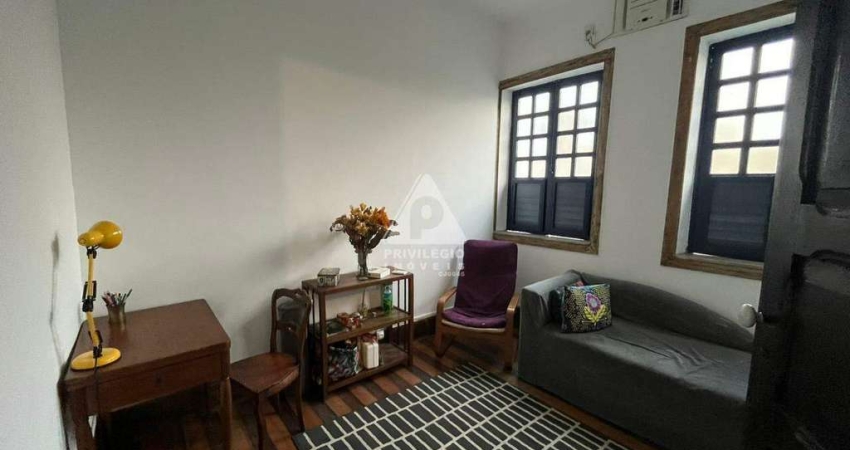 casa de vila, vaga na frente da casa