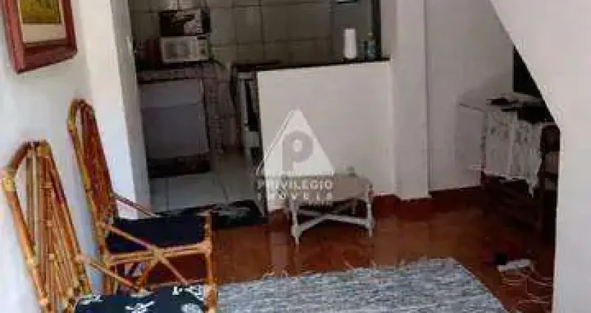 Casa completa 4 quartos (2 suítes), terraço. localização privilegiada!