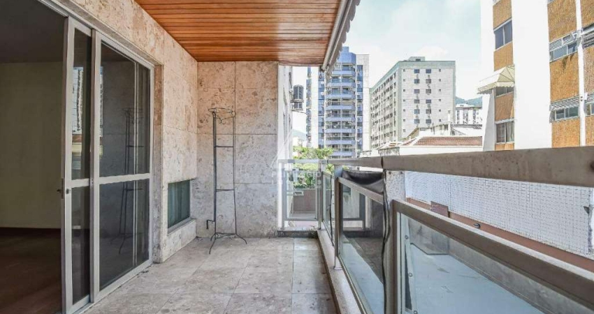 Apartamento à venda na Tijuca, com 4 quartos e 3 vagas na escritura. Localização privilegiada! Melhor trecho da rua, próximo ao Colégio Santos Anjos.