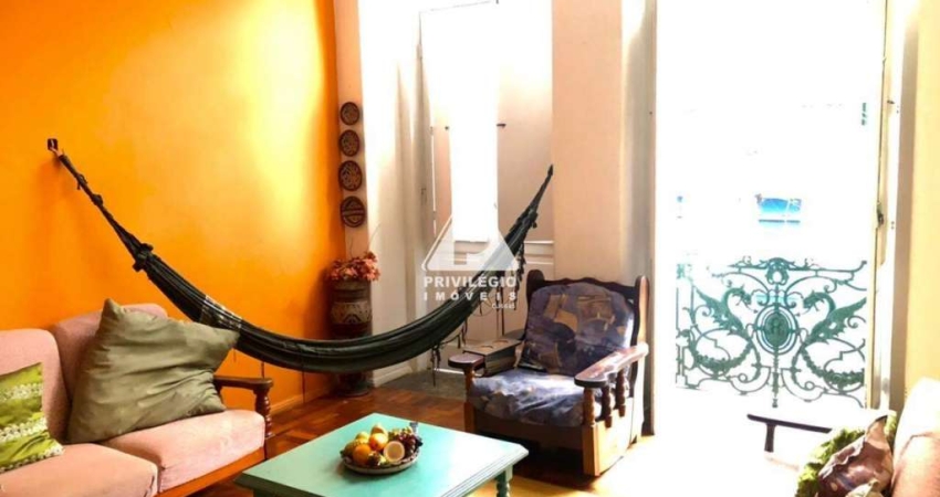 Casa triplex com 10 quartos, hotel/hostel, colado ao metrô da Glória