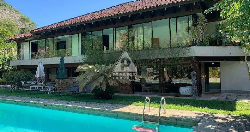 4 suites, 583m² de área construída e 1420m² de área total, jardim e piscina no condomínio jardim do itanhagá