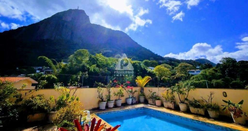 Cobertura duplex 5 quartos,1 suíte com vista para o Cristo Redentor e Lagoa, com 2 vagas de garagem.