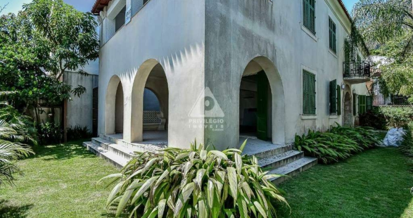 Casa duplex composta de 4 quartos/suítes, 3 salas, cozinha espaçosa, varandas, área gourmet, piscina, vaga de garagem e vista maravilhosa.