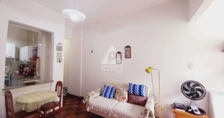Apartamento de Sala quarto com vista verde todo reformado, com cozinha integrada, sala ampla com varanda interna