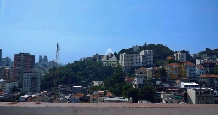 Apartamento tipo casa duplex com 3 quartos e varandão, em Santa Teresa