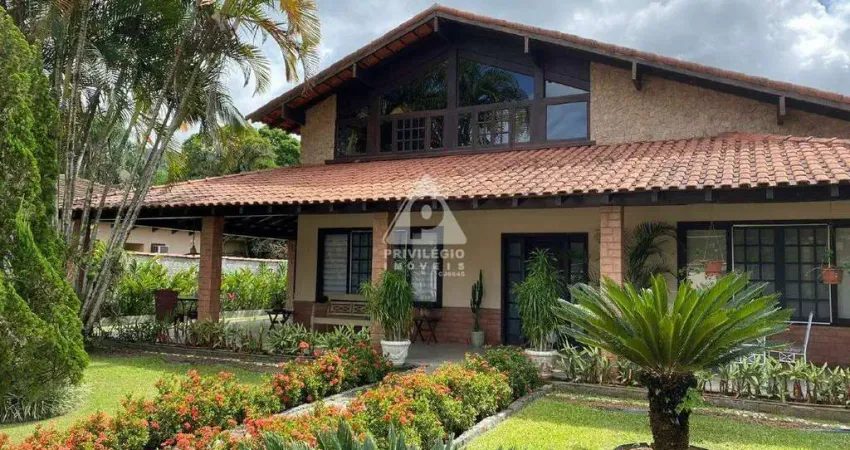 Casa linear de 700m2 com 5 quartos sendo 2 suítes em vargem grande