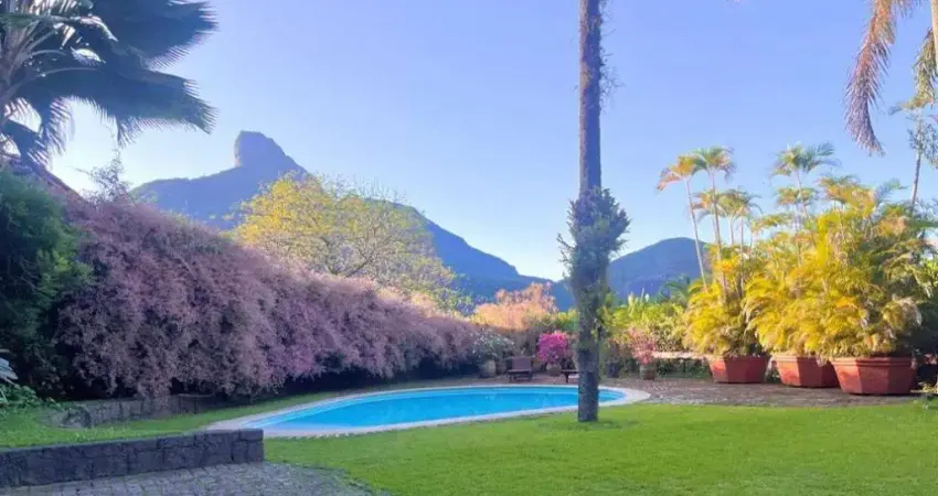 Encantadora casa com 4 quartos,2 suítes, 4 vagas de garagem, adega e vista deslumbrante para pedra da gávea.