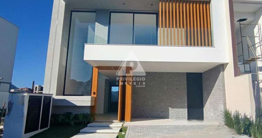 CASA TRIPLEX CONDOMÍNIO VILLA BLANCA I RECREIO DOS BANDEIRANTES - 3 Quartos, sendo 3 Suítes, com piscina, sauna.