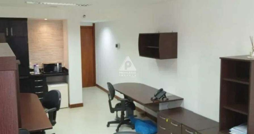 Sala no Centro, com banheiro, mobilhada e reformada