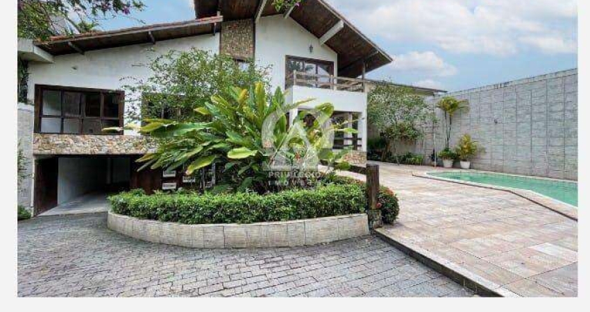 Casa de Luxo com 7 quartos, sendo 5 suítes, piscina, sauna, área gourmet em Condomínio Fechado na Barra da Tijuca