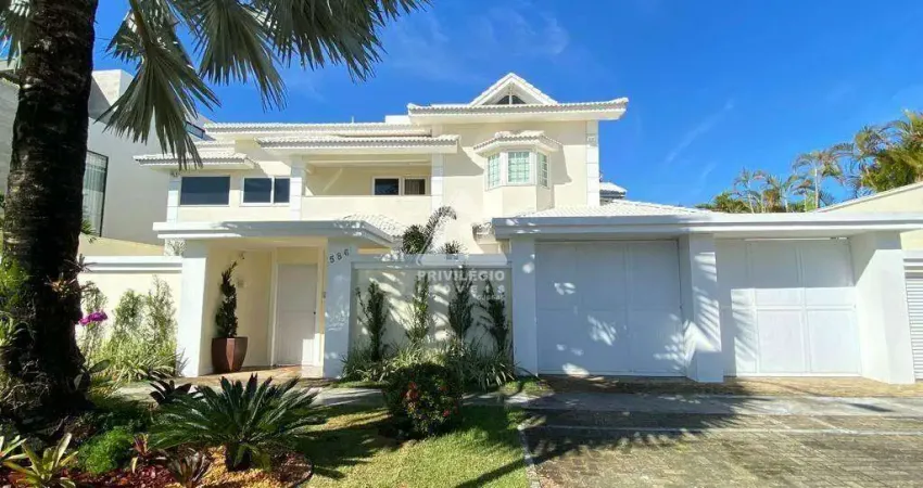 Casa no condomínio Santa Mônica Jardins com 5 suítes na Barra da Tijuca.
