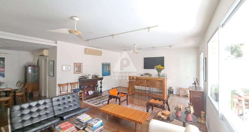 Amplo Apartamento no Cosme Velho com 192m² - 4 Quartos, 2 Suites, Varanda 3 Vagas
