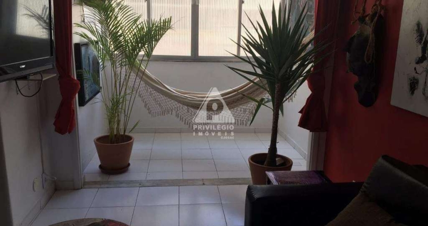 Apartamento de 2 Quartos na Quadra da Praia em Copacabana