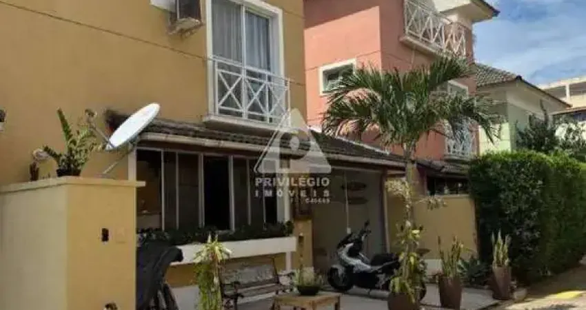 Casa Triplex com 4 quartos, sendo 2 suítes - Recreio dos Bandeirantes - 2 quadras da praia