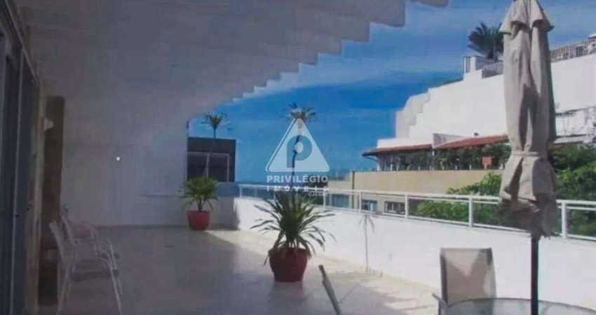 Cobertura Linear no Leblon com 3 Quartos, Quadra da praia, com 324.0m², planta circular