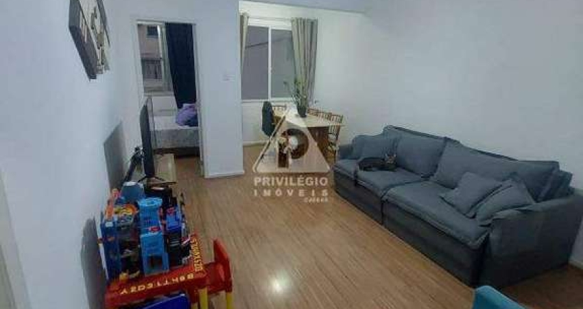 Apartamento excelente de 2 quartos a uma quadra da praia em Copacabana.