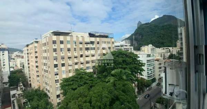 Apartamento triplex em Botafogo composto de 3 quartos sendo um suíte, de vista livre, vaga na escritura e portaria 24h.