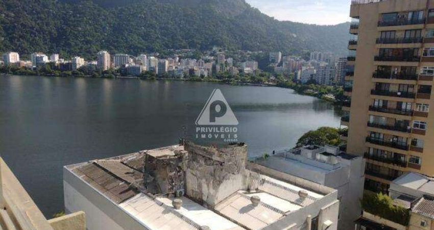 Apartamento arejado, andar alto, claro, com ampla sala, 4 quartos, um escritório e um suíte, uma vaga de garagem