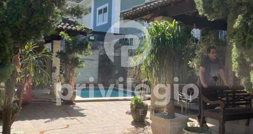 Casa Triplex em condomínio - 5 Quartos , sendo 5 suítes, piscina - Recreio dos Bandeirantes