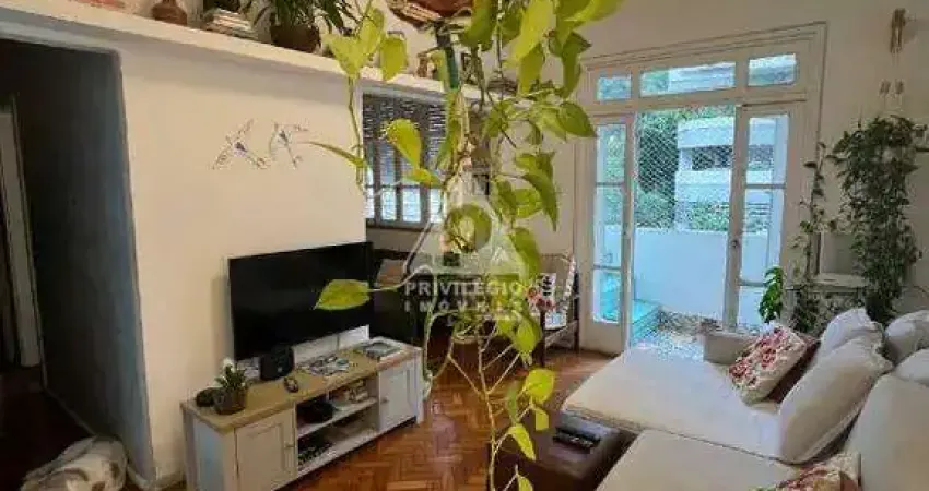 Apartamento de 3 quartos, com varanda, reformado, em rua nobre e sem saída em Laranjeiras