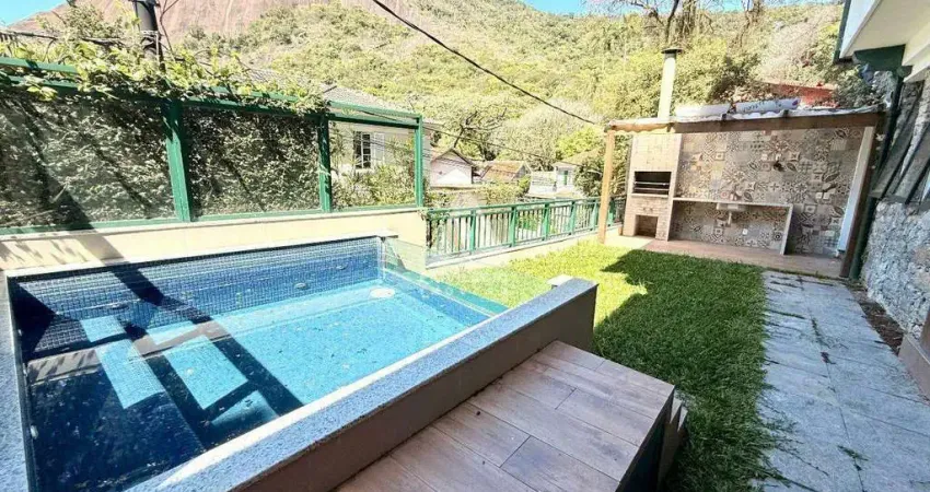 Linda casa no cosme velho, de três quartos sendo um suíte, duas vagas de garagem, disponível para venda na privilégio imóveis