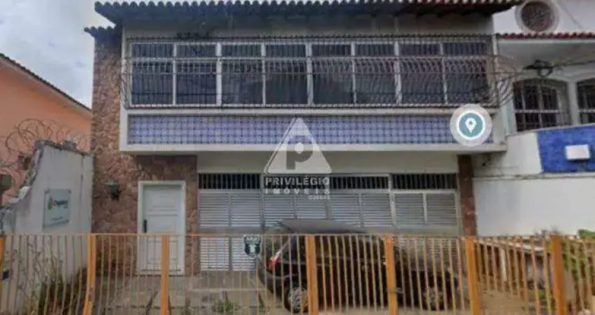 Casa duplex com 4 quartos e salão para uso comercial e residencial com 416 m² e 2 vagas.