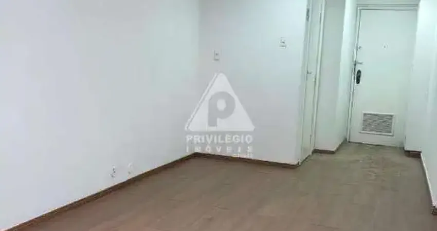 Sala comercial em centro, rj – 25 m², laminado, 1 banheiro, pronta para usar