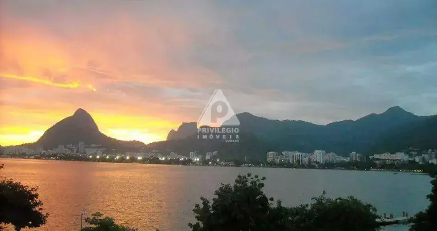 Oportunidade na lagoa com vista incrível: 4 quartos (1 suíte) e 3 vagas na escritura