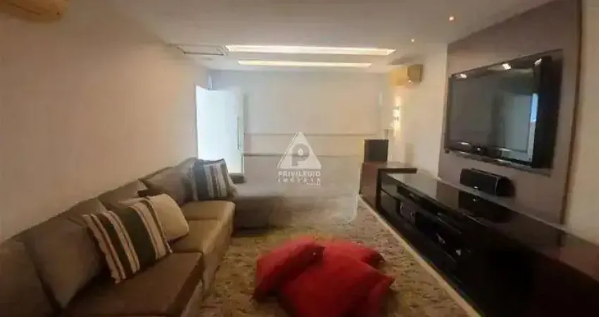 ?? Mansão térrea de alto luxo com quadra de tênis no coração da Barra da Tijuca à venda